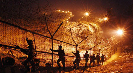 Binh sĩ Hàn Quốc tuần tra tại khu phi quân sự DMZ giữa hai miền Nam và Bắc bán đảo Triều Tiên ngày 23-12.